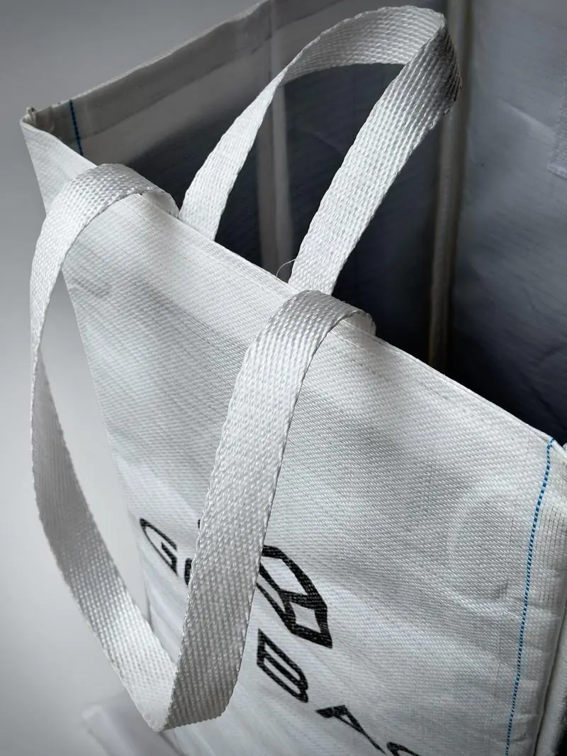 Torba transportowa GO BAG wypełniona paczkami kurierskimi